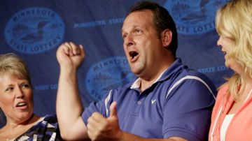 Paul White durante la conferencia de prensa tras reclamar los  $149.4 millones que ganó en el Powerball.