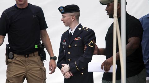 El soldado estadounidense Bradley Manning sale de una audiencia del juicio militar en su contra en Fort Meade, Maryland.