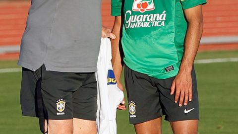 Luiz Felipe Scolari instruye a  Lucas en una práctica.
