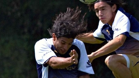 Martín Bravo (izq.) y Efraín Velarde, de Pumas, quienes disputan balón por aire, deben mostrar la misma enjundia hoy.