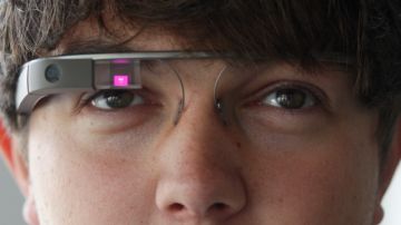 Taylor Jones, socio  de la compañía Whiteboard, enseña cómo usar el Google Glass.