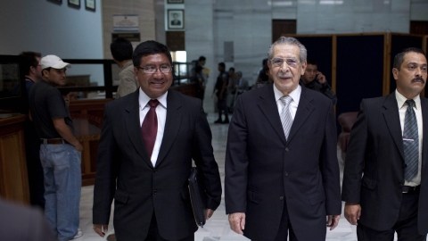 José Efraín Ríos Montt (c) cuando asistía el 30 de abril de 2013, a la Corte Suprema de Justicia en la Ciudad de Guatemala.