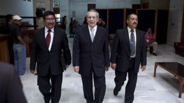 José Efraín Ríos Montt (c) cuando asistía el 30 de abril de 2013, a la Corte Suprema de Justicia en la Ciudad de Guatemala.