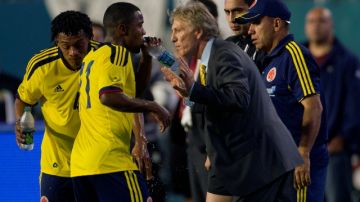 El entrenador argentino José Pekerman da instrucciones a los jugadores Guillermo Cuadrado (4) y Dorlan Pabón, de la selección Colombia.