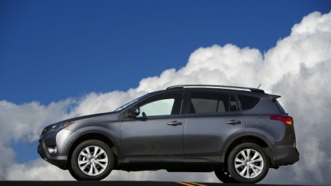 El Toyota RAV4 consiguió transformarse y hoy presenta un nuevo exterior más agresivo y deportivo.