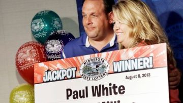 Paul White junto a su novia, Kim Van Reese, quien fue la que le avisó de que había un ganador en Minnesota.