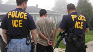 Agentes de ICE detienen a un inmigrante indocumentado.