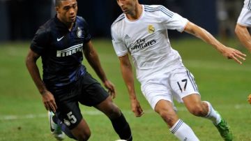 Álvaro Arbeloa, del Real Madrid, disputa el esférico con Juan Jesús, del Inter de Milán