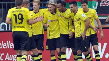 Los jugadores del Borussia-Dortmund felicitan a Pierre-Emerick Aubameyang, tras marcar uno de sus tres goles