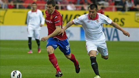 El centrocampista chileno Gary Medel (d) jugará en Inglaterra.