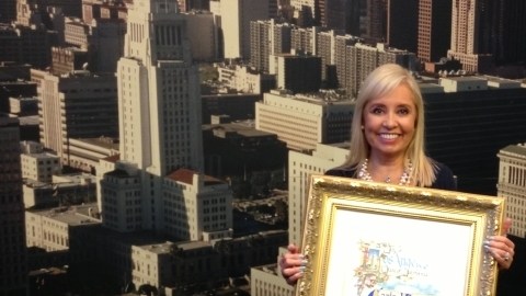 Carla Estrada posa para la prensa con su reconocimiento de la ciudad de Los Ángeles.