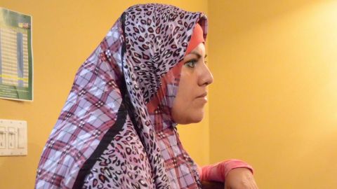 Verónica no sólo debe enfrentar a la sociedad sino a su religión que no reconoce la depresión como enfermedad.