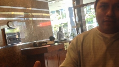 José Morales muestra su cédula de Guatemala que perdería validez a partir del primero de enero del próximo año. Solo el Documento Personal de Identificación (DPI) será aceptado oficialmente.