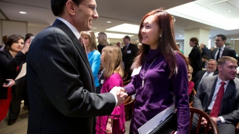 Eric Cantor (R-Va.), Presidente de la Mayoría en el Congreso, (Izq.) tras uno de sus discursos a empresarios en Washington.