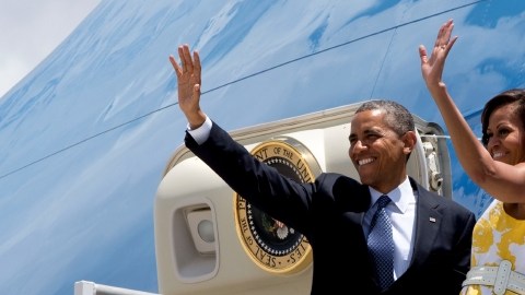 El Presidente  Barack Obama u la primera dama  Michelle Obama se despiden en Orlando, Florida.