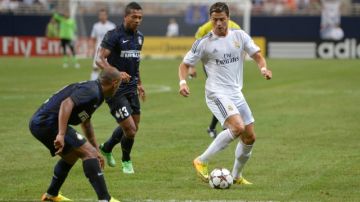 Cristiano Ronaldo (d) marcó un tanto en la goleada del Real Madrid al Inter, en el cierre de la pretemporada del cuadro 'merengue' ayer en San Luis.