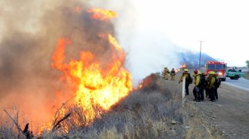 Una cuadrilla del Departamento de Bomberos observa las llamas que han destruido casas en un área de 80 acres en el Cañón de San Francisco.
