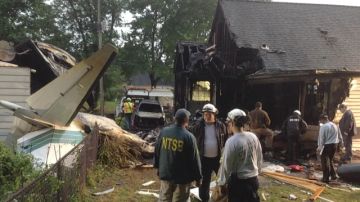 Funcionarios inspeccionan el vecindario de East Haven, Connecticut, donde una avioneta se precipitó sobre dos viviendas, dejando un saldo de cuatro muertos.