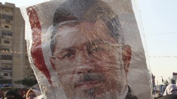 Varios simpatizantes de los Hermanos Musulmanes participan en una protesta de apoyo al presidente depuesto Mohamed Morsi, en El Cairo.