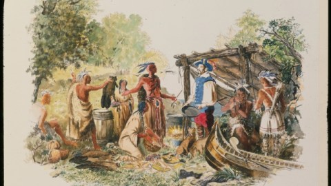 El primer inmigrante dominicano, Juan Martínez, (con sombrero), intercambia productos con los aborígenes en la isla de Manhattan.