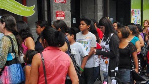 Muchas familias hicieron una larga fila para recibir útiles escolares gratuitos y poder ahorrarse unos dólares en la educación de sus hijos.