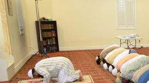 Cada vez hay más latinos que se convierten al islamismo pero expertos aseguran que las iniciativas iraníes son mayormente políticas.