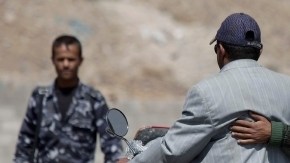 Soldados inspeccionan a un motociclista en Yemen en un retén en las calles que conducen a las embajadas de Estados Unidos y Gran Bretaña.