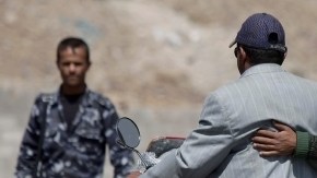 Soldados inspeccionan a un motociclista en Yemen en un retén en las calles que conducen a las embajadas de Estados Unidos y Gran Bretaña.
