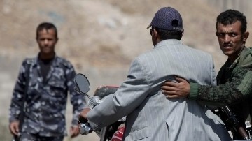 Soldados inspeccionan a un motociclista en Yemen en un retén en las calles que conducen a las embajadas de Estados Unidos y Gran Bretaña.