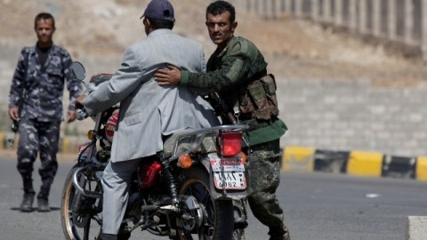 Soldados inspeccionan a un motociclista en Yemen en un retén en las calles que conducen a las embajadas de Estados Unidos y Gran Bretaña.