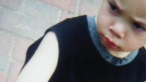 La policía dijo que Crowell tenía una relación con el muchacho, pero no dio detalles.