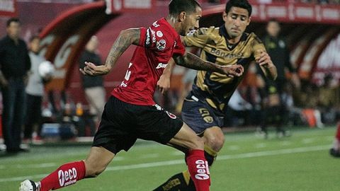 Edgar Castillo (a la izquierda) se siente honrado de jugar para Estados Unidos.