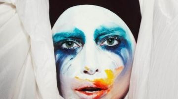 Luego de que el tema "Applause" fuera soltado por piratas en la red, Lady Gaga lo lanzó, aunque estaba previsto para el 19 de agosto