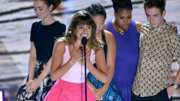 Lea Michele durante su emotivo mensaje. Al fondo, a la derecha, los actores que dan vida a "Tina", "Mercedes" y "Artie" en "Glee".