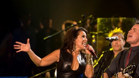 Alejandra Guzmán cantó el jueves por la noche a dueto con Fonseca (primera foto),  y Robi Draco Rosa (segunda foto, a la izq.), entre otros.