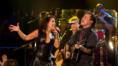 Alejandra Guzmán cantó el jueves por la noche a dueto con Fonseca (primera foto),  y Robi Draco Rosa (segunda foto, a la izq.), entre otros.