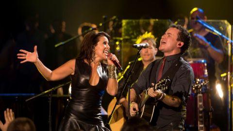 Alejandra Guzmán cantó el jueves por la noche a dueto con Fonseca (primera foto),  y Robi Draco Rosa (segunda foto, a la izq.), entre otros.