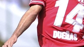 Édgar Dueñas disputa el balón con Oribe Peralta.