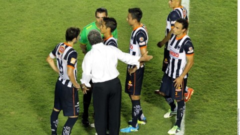 Víctor Vucetich discute con el árbitro Marco Rodríguez.