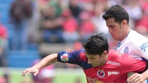 Ángel Reyna, quien protege el balón ante la marca de un defensa poblano, se fue en blanco del Estadio Cuauhtémoc.