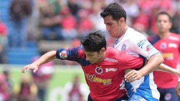 Ángel Reyna, quien protege el balón ante la marca de un defensa poblano, se fue en blanco del Estadio Cuauhtémoc.