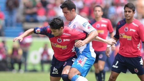 Ángel Reyna, quien protege el balón ante la marca de un defensa poblano, se fue en blanco del Estadio Cuauhtémoc.