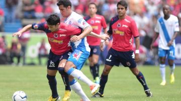 Ángel Reyna, quien protege el balón ante la marca de un defensa poblano, se fue en blanco del Estadio Cuauhtémoc.