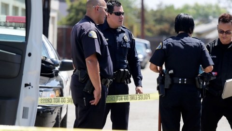 Investigadores de la Policía de Pomona recogen evidencias en el lugar donde un tiroteo cobró la vida de una persona en la calle  Orchid Lane.