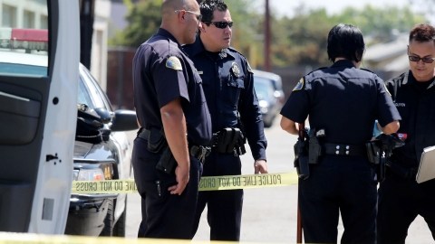 Investigadores de la Policía de Pomona recogen evidencias en el lugar donde un tiroteo cobró la vida de una persona en la calle  Orchid Lane.