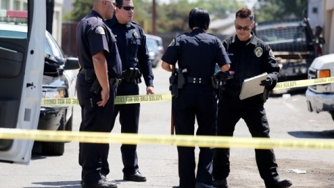 Investigadores de la Policía de Pomona recogen evidencias en el lugar donde un tiroteo cobró la vida de una persona en la calle Orchid Lane.