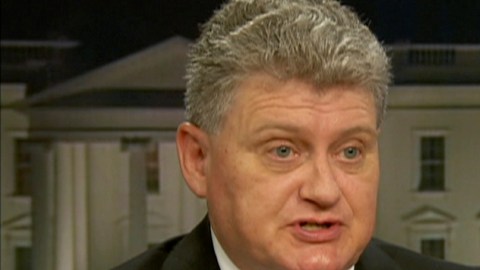 El padre del ex técnico de la CIA, habla durante una entrevista televisada en Washington D.C.