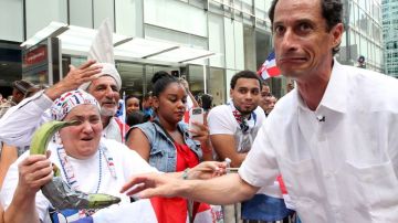 Anthony Weiner con expresión de travesura al recibir un plátano durante el Desfile Nacional Dominicano, celebrado este domingo 11 de agosto en NYC.