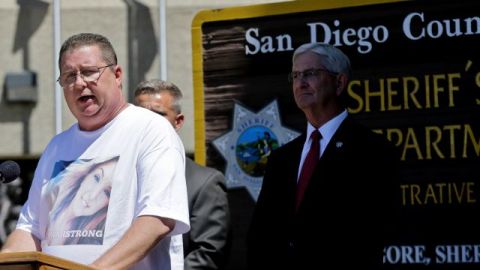 Brett Anderson, padre de Hannah, secuestrada la semana pasada, agradece a las autoridades por su rescate, durante una conferencia de prensa el lunes 12 de agosto. Atrás se lo ve al Sheriff Bill Gore.