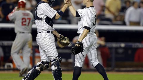 Stewart (19) felicita a Robertson, quien cerró el partido por los Yankees.